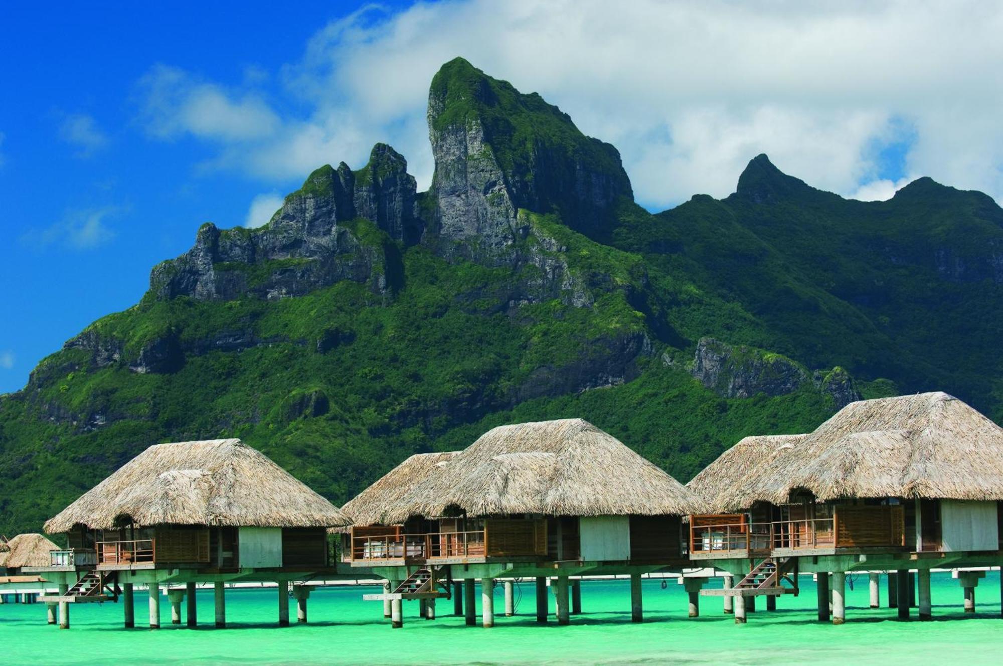 Bungalow-Suite mit 1 Schlafzimmer, einem kleinen Pool sowie Bergblick – über dem Wasser
