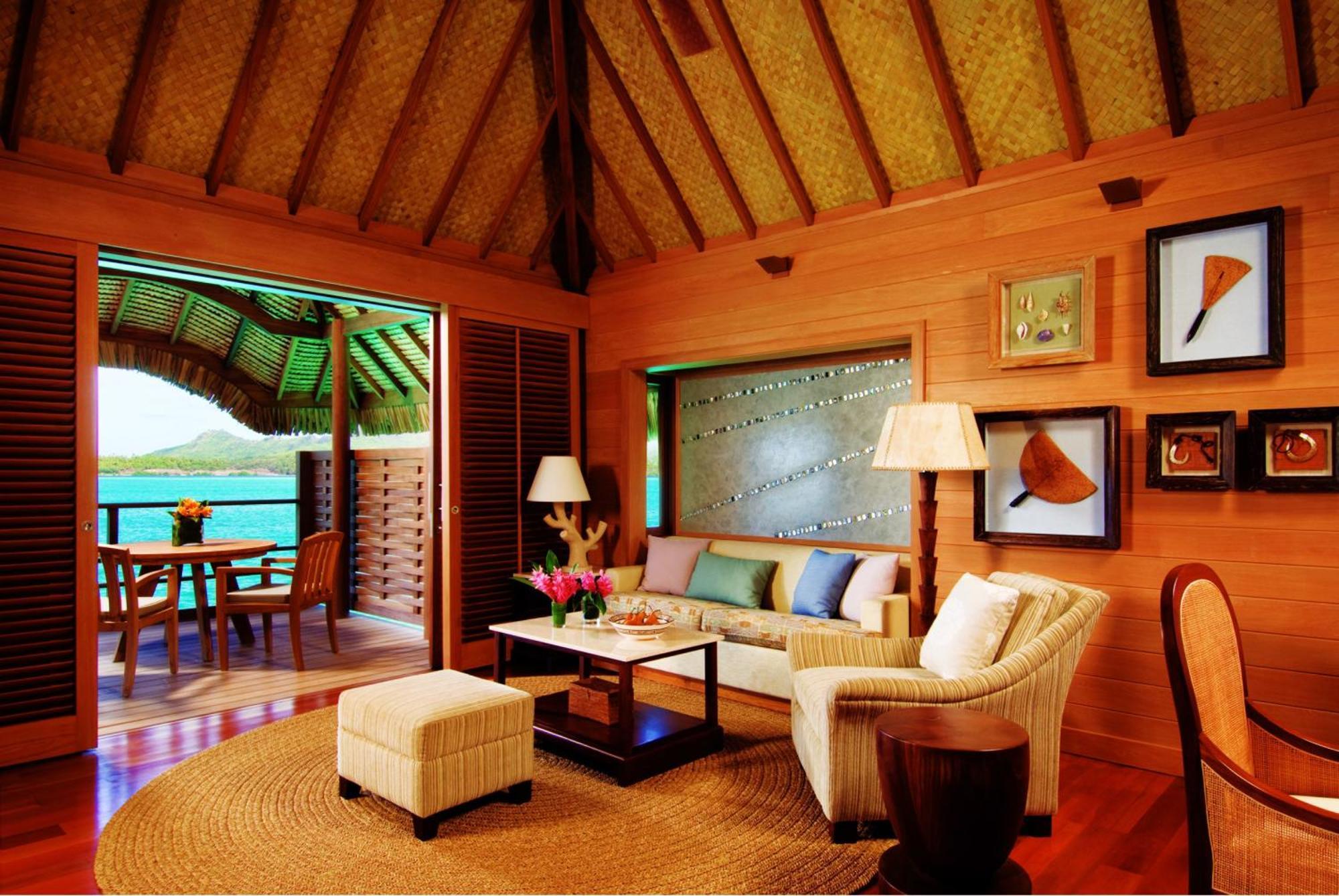 Bungalow - Suite mit 2 Queensize-Betten undBlick auf die Lagune - über dem Wasser